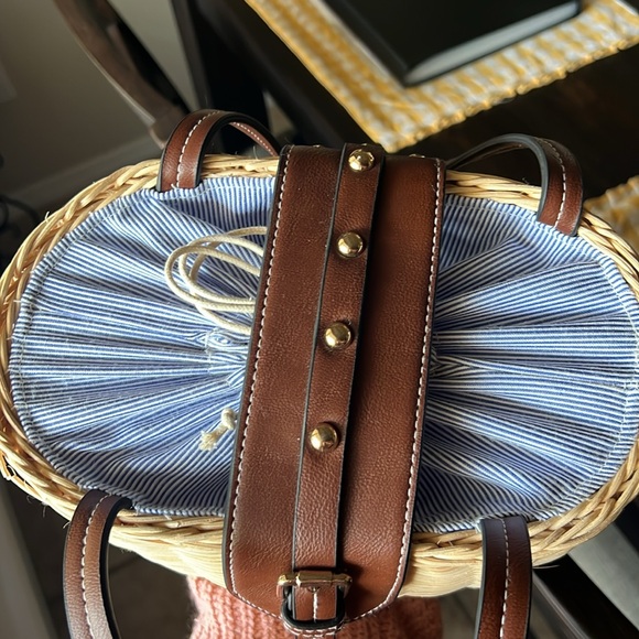 Wicker purse. Very cute! - Picture 4 of 8